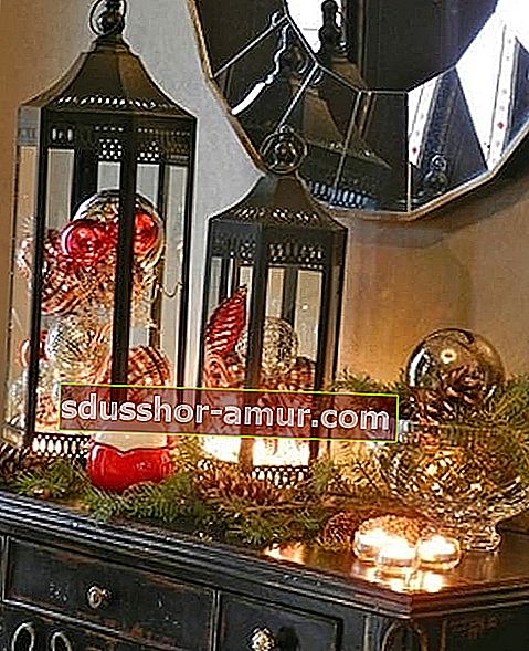 Фонари на столе как новогоднее украшение