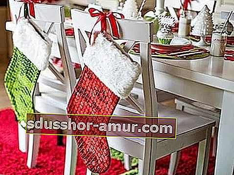 Božične nogavice na stolih 