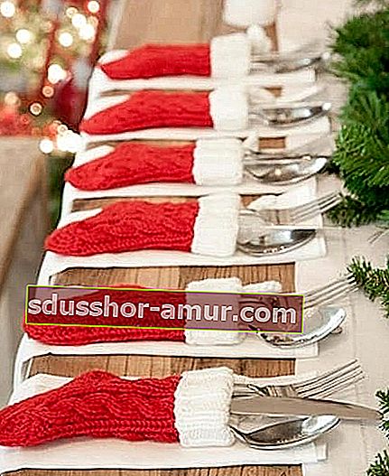 Евтина декорация в долната част на Коледа за масата
