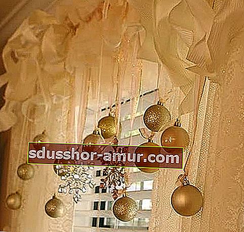 Повесьте новогодние шары на оконные шторы