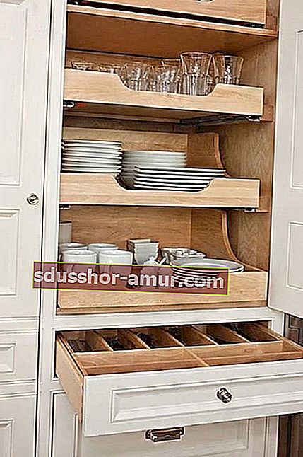 телескопични дървени рафтове в шкаф за съхранение на всички съдове в кухнята