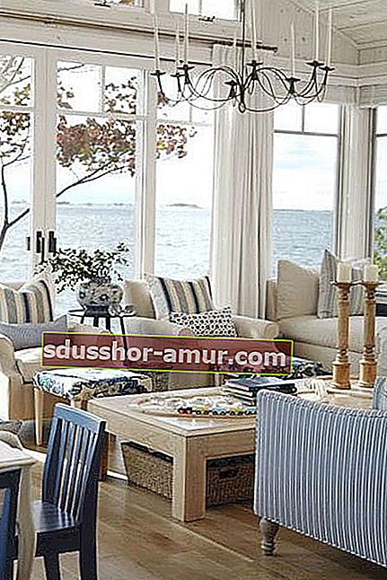 Dnevna soba z več kavči in pogledom na morje