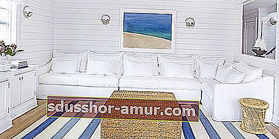 Bivalni prostor s plažnim slogom in belo dekoracijo 