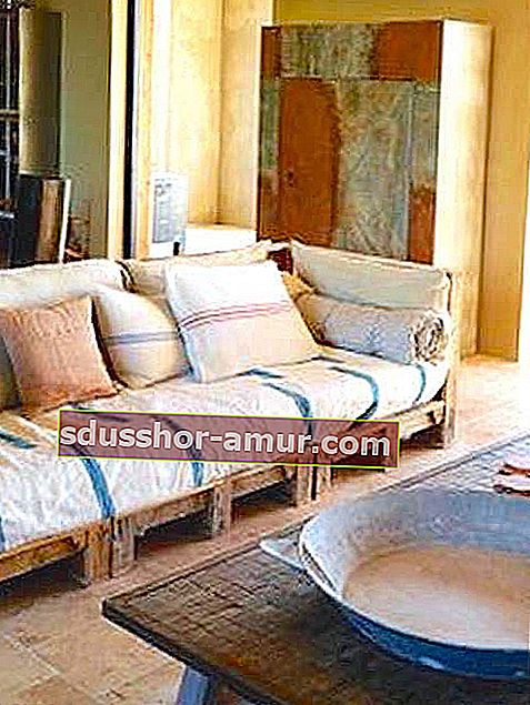 Kavč iz lesene palete