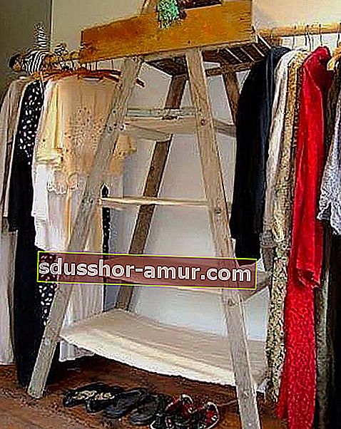 Деревянная лестница, служащая вешалкой для одежды