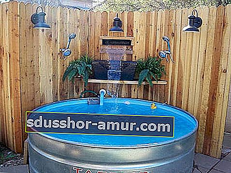 Плувен басейн, инсталиран в малък двор