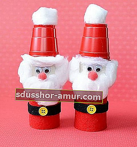 Два червени дядо Коледа, направени с ролки и чаши от тоалетна хартия
