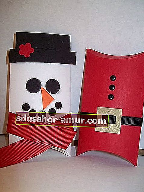 2 кутии за подаръци, направени с ролки тоалетна хартия, боядисани в червено и бяло