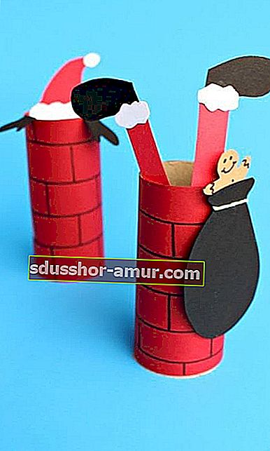 Дед Мороз входит в камин, сделанный из рулона расписной туалетной бумаги