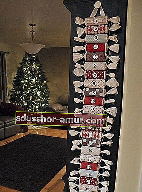 Adventni koledar iz zvitkov toaletnega papirja, ovitih v darilni zavitek