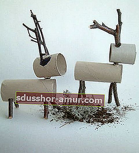 2 елени, направени с ролки от тоалетна хартия и малки клони за дърво