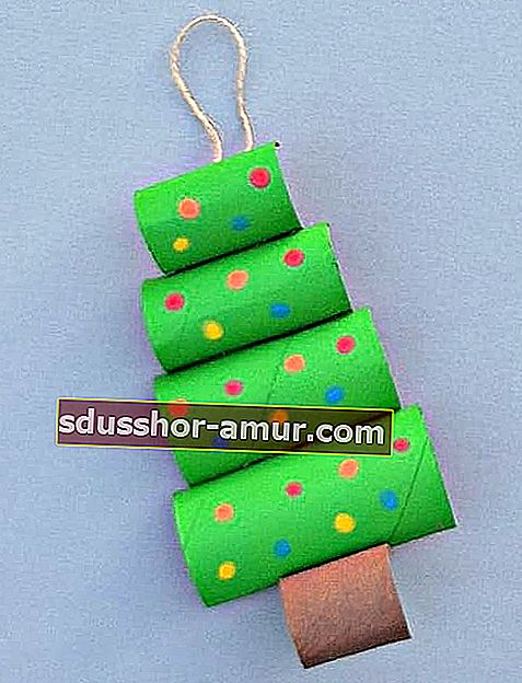 Božična viseča dekoracija, ki predstavlja drevo iz zvitkov toaletnega papirja