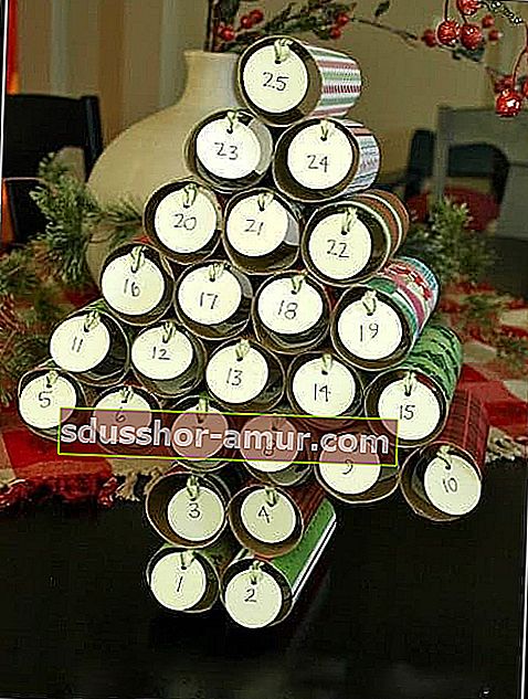 Adventni koledar v obliki božičnega drevesa iz oštevilčenih zvitkov toaletnega papirja