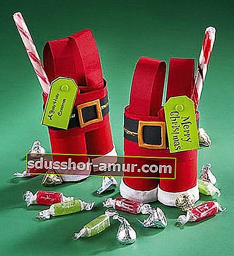 2 маленьких конфетных мешочка в виде штанов Деда Мороза из рулонов туалетной бумаги