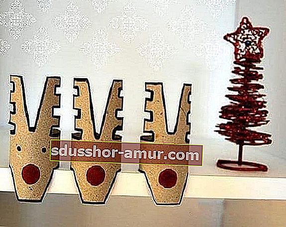 Božična dekoracija glav severnih jelenov, narejena z zvitki toaletnega papirja