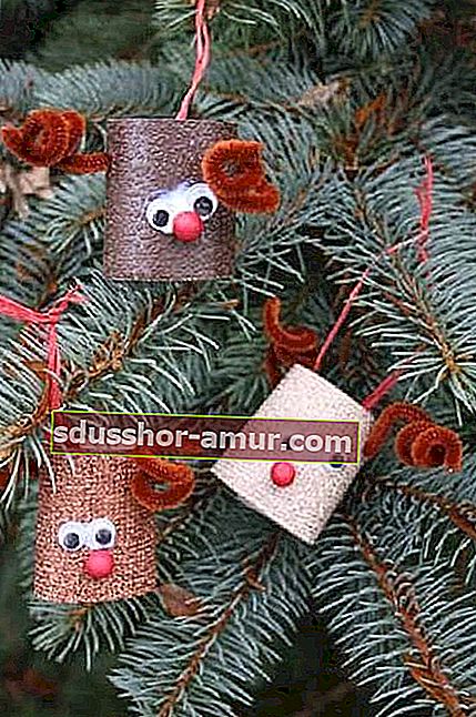 Vješalice za ukras božićnog drvca izrađene od kolutova toalet papira