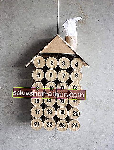 Adventski kalendar u obliku kućice izrađen od slijepljenih i numeriranih rola toaletnog papira