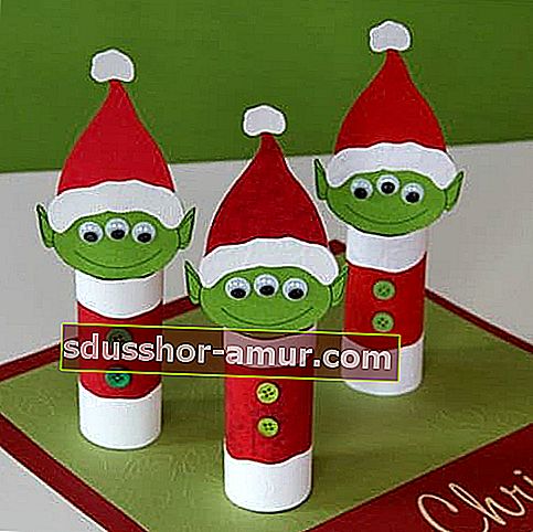 Маленькие зеленые снеговики в одежде Санта-Клауса из рулонов туалетной бумаги
