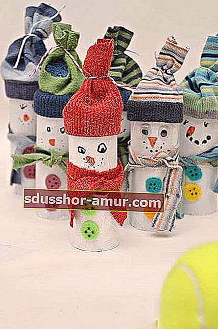 Маленькие снеговики, одетые на зиму в шапки и шарфы из рулонов туалетной бумаги