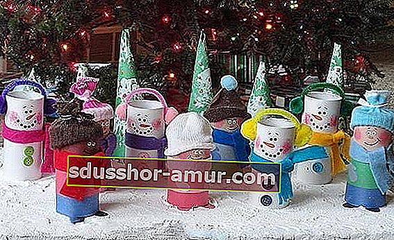 Рождественская сцена с персонажами и снеговиком из рулонов туалетной бумаги
