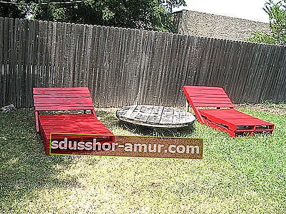 rdeč ležalni stol iz lesa palet na vrtu