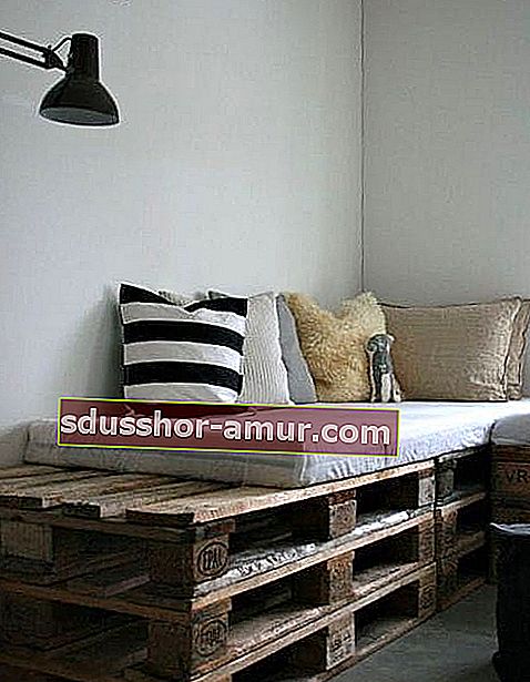 уголок для чтения диван на поддоне белая подушка и лампа