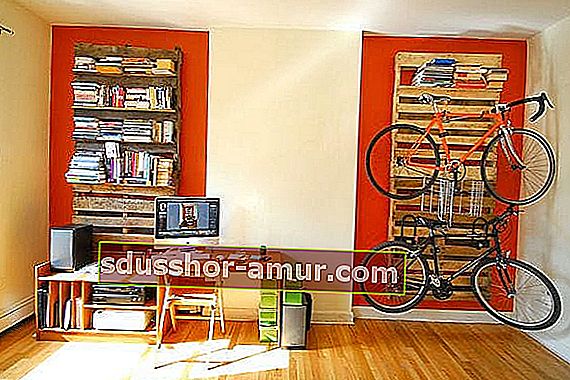 стойка для велосипедов и деревянный книжный шкаф из поддонов на красном фоне