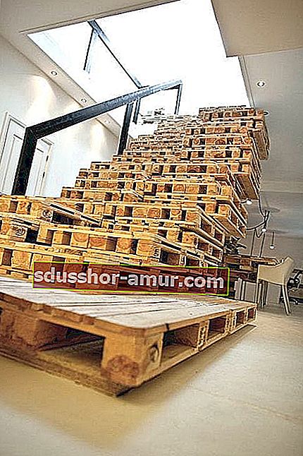 большая деревянная лестница из поддонов