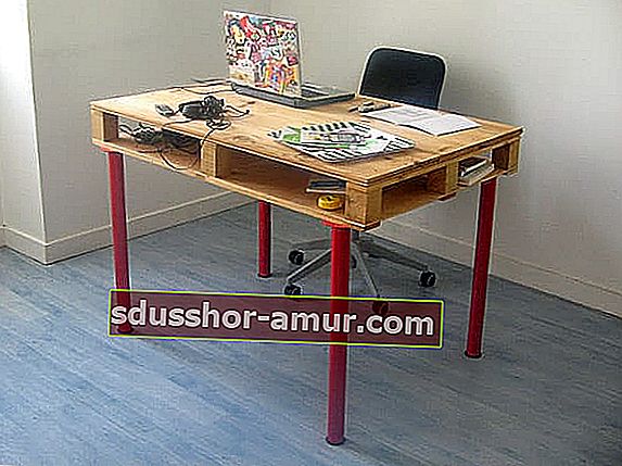 lesena miza po meri v rdečih nogah na paleti