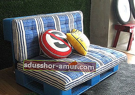 синее кресло из поддонов с синей подушкой