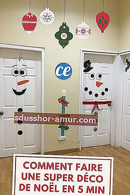 две белые двери, украшенные снеговиками из бумаги на Рождество