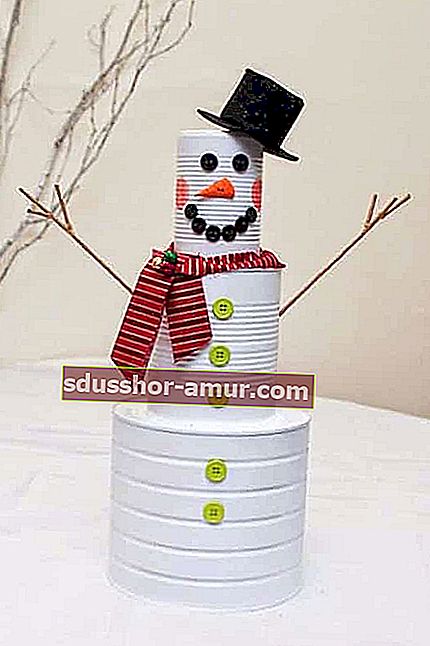 nekaj pločevink za izdelavo snežaka