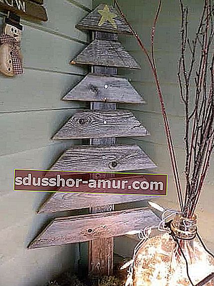 Božično drevo v paletah za na prostem