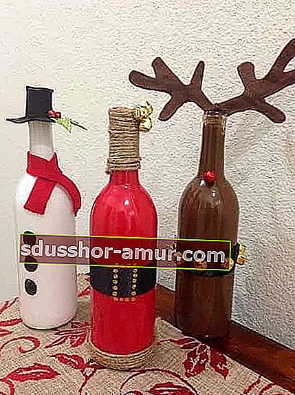steklenice iz recikliranega vina za božično dekoracijo