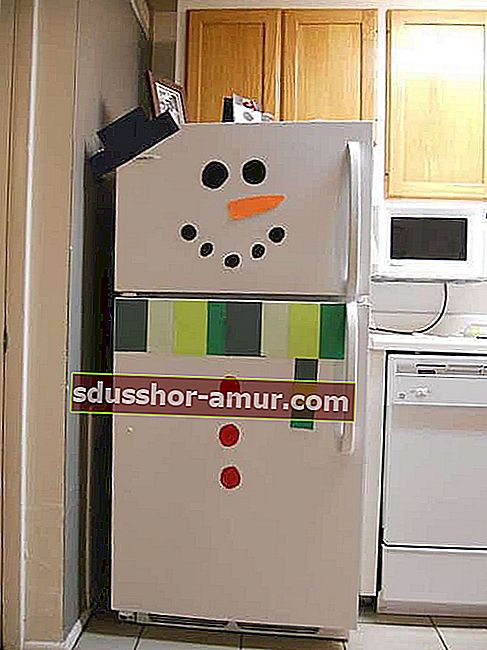hladilnik, okrašen kot snežak