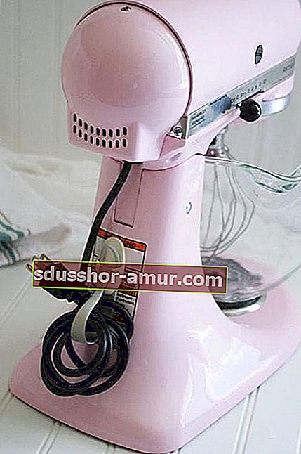 Rožnati gospodinjski aparat, opremljen z orodjem, ki olajša shranjevanje napajalnega kabla 