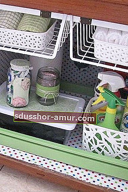 Зеленый ящик с несколькими предметами, хранящимися внутри, и белые корзины, которые служат для хранения