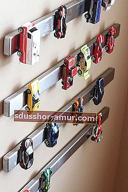 Metalni zidni držač za igračke koji služi kao držač za mini automobil