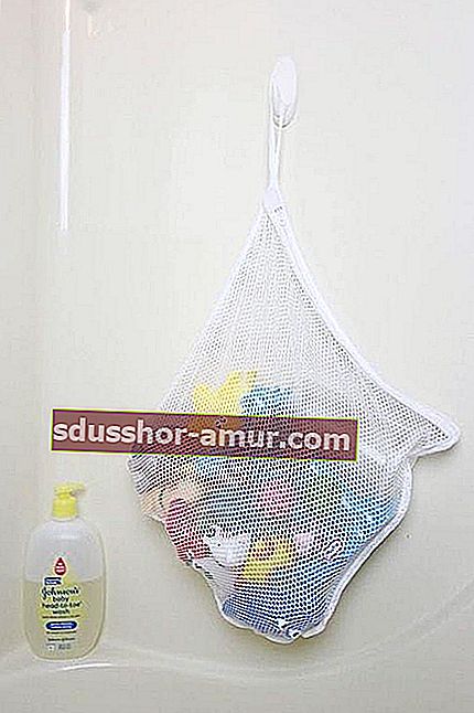 Bijela mrežasta torba koja služi kao spremište za igračke za kupanje 