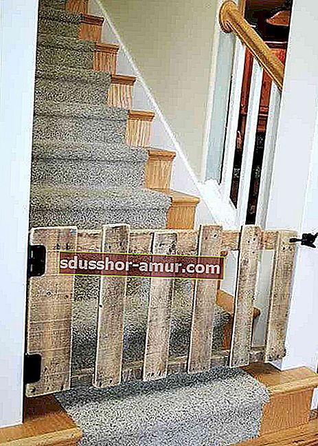 Reciklirajte paleto, da naredite pregrado na stopnicah