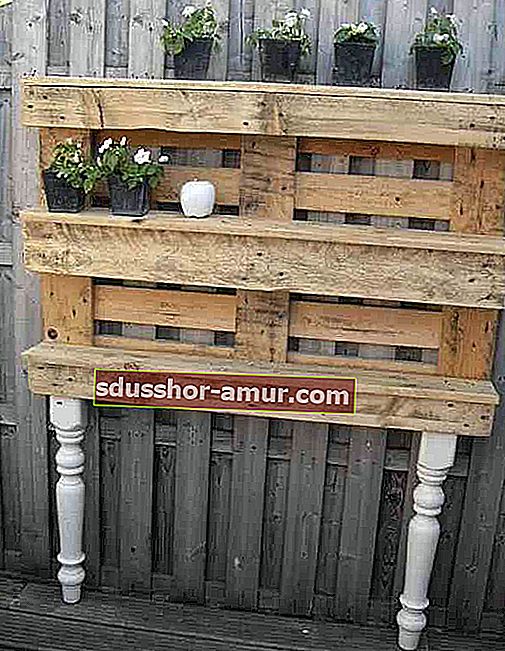 reciklirajte drvenu paletu na vrtnoj polici