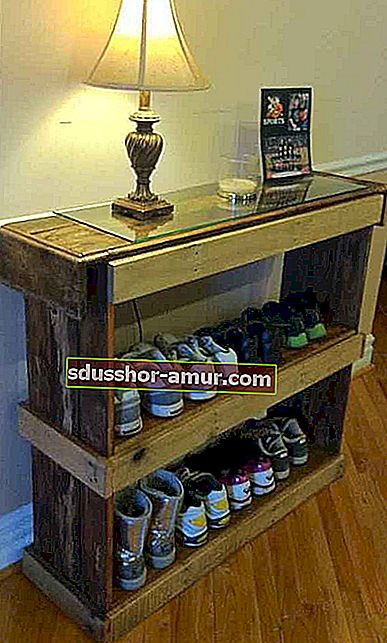 Утилизируйте деревянный поддон в хранилище обуви