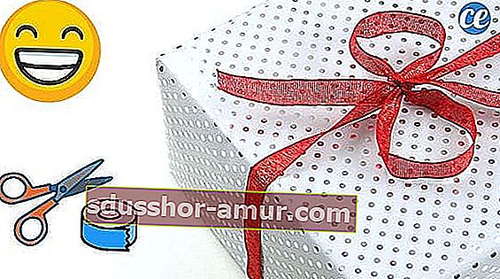 Подарок, хорошо завернутый в бумагу в горошек и перевязанный красной лентой, на белом фоне.