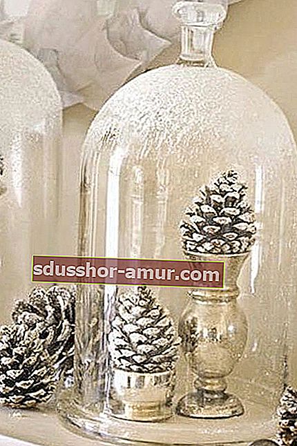 zelo elegantna božična dekoracija s steklenim kozarcem in borovim storžem