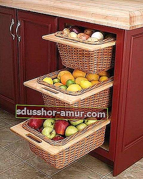Predali z več košarami za shranjevanje različnih sadežev 