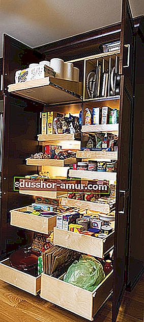 Темно-коричневый кухонный шкаф с большим количеством продуктов, хранящихся внутри