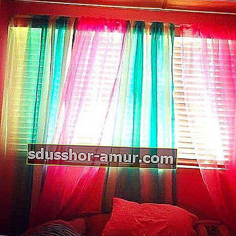 Направи си сам декорация за дома: съчетайте завеси от различни цветове, за да придадете на прозореца преустройство.
