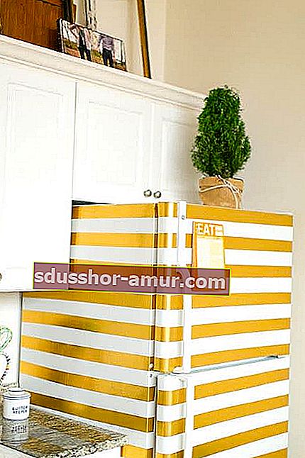 DIY dekoracija za dom: hladilnik oblecite z okrasnim trakom ali brizgalno barvo.