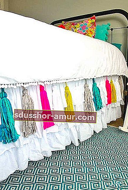 Украшение дома своими руками: повесьте на юбку кровати красивые декоративные кисточки.
