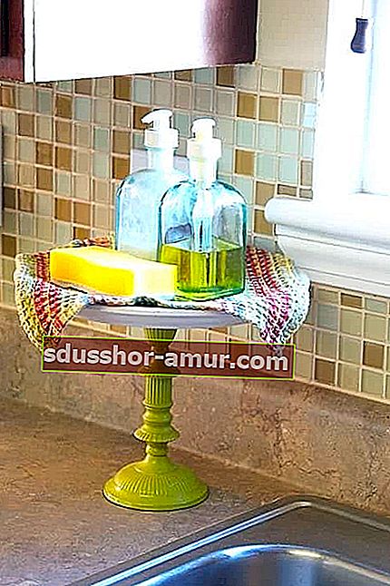 DIY Home Decor: Uporabite stojalo za torte, da ga shranite okoli umivalnika.